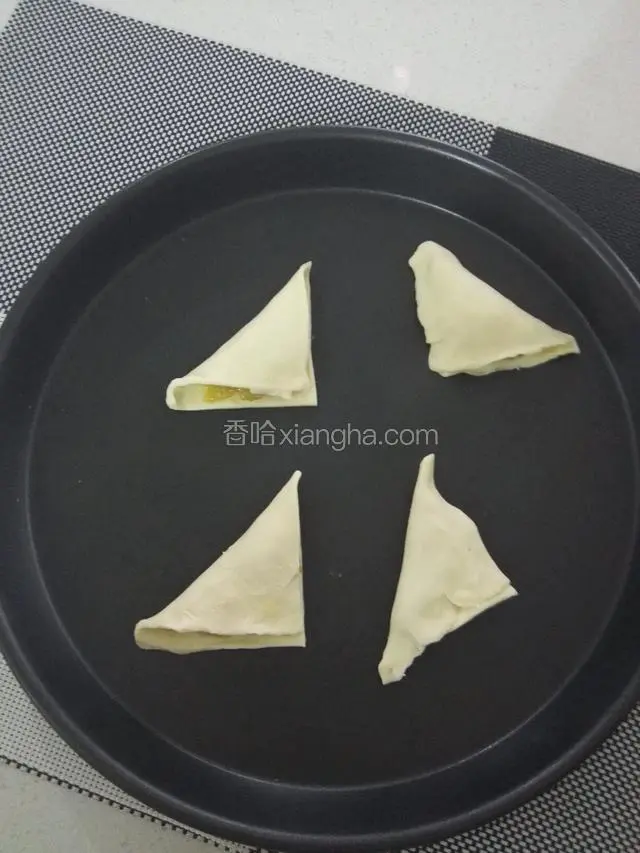 对折，如图所示，按紧