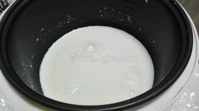 把所有材料放电饭煲里，按下煮饭键，不停搅拌