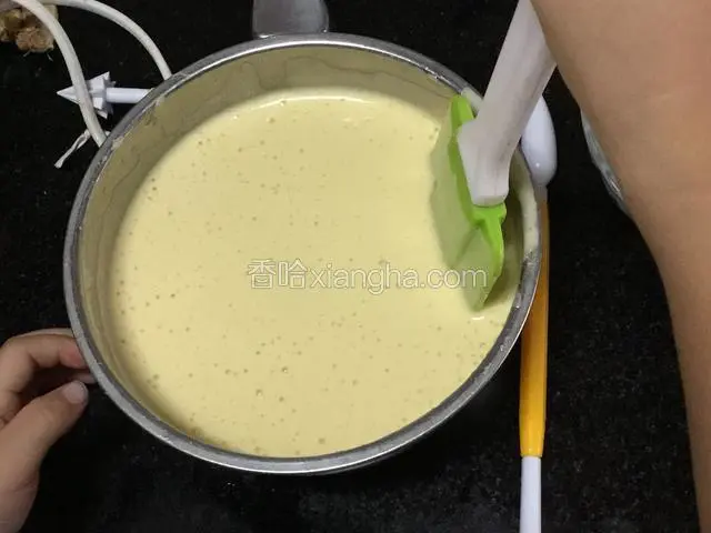 打好的鸡蛋加入黄油糖液，用打蛋器低速搅打均匀。底部用刮刀在翻拌一下，用打蛋器打匀