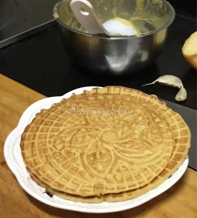 面饼要趁热定型。凉了马上变脆