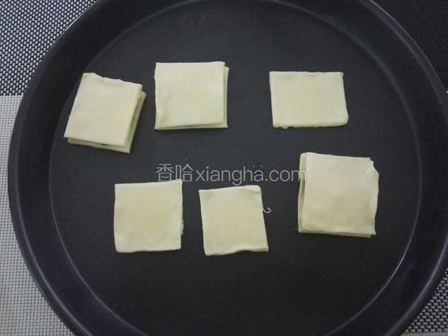 在放上巧克力豆的酥皮上盖上一张酥皮