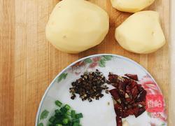 干煸土豆条的做法图解1