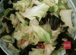 木耳炒卷心菜的做法图解5