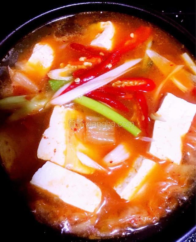 放入豆腐块和辣椒