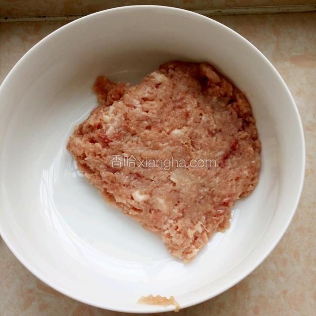 猪肉剁成馅儿备用