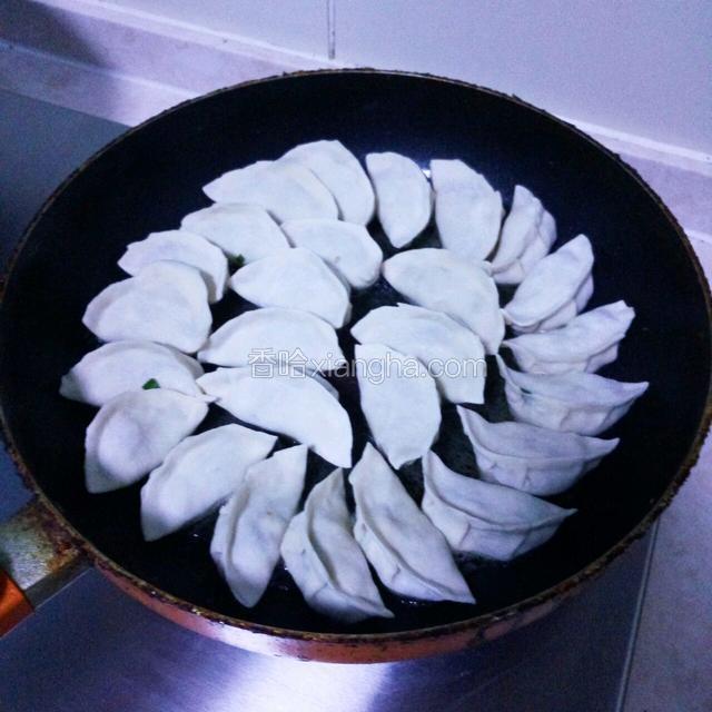 锅内加油，热油，然后放入饺子开始煎