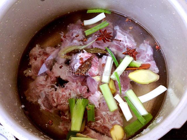 高压锅加水，放入排骨和调料