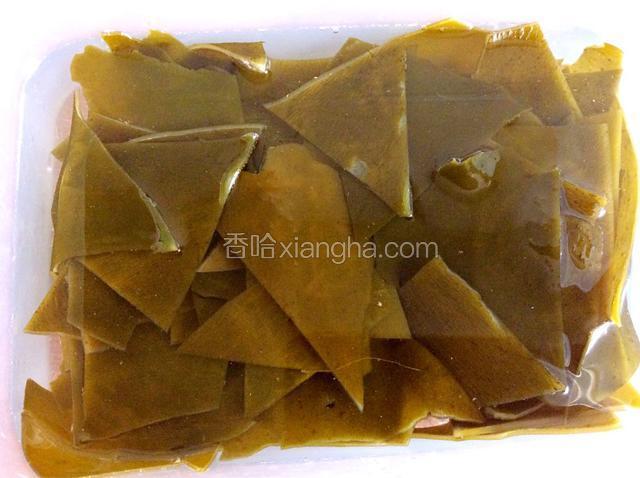 泡好的海带切三角形