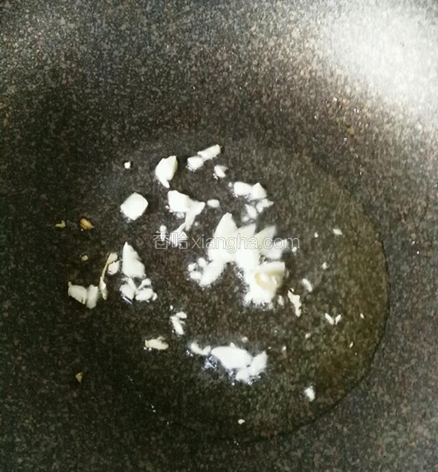 锅中倒少许油，放入蒜末煸香