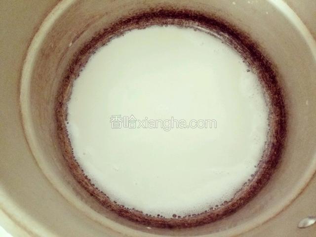 牛奶用小火加热至40摄氏度。