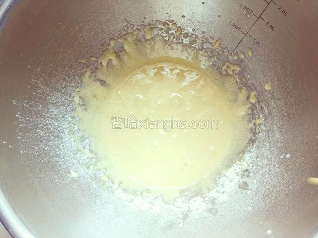 将低粉和蛋液搅拌均匀。