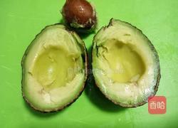 蜂蜜牛油果奶昔的做法图解2