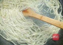 酱油炒面的做法图解2