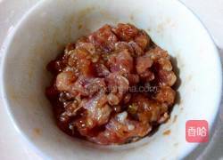 玉米胡萝卜炒瘦肉的做法图解2