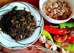 双椒腌菜炒肉丁的做法图解1