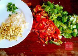 双椒腌菜炒肉丁的做法图解2