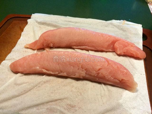  火鸡胸肉洗净，滤干水，并用厨房餐巾纸控干水分；