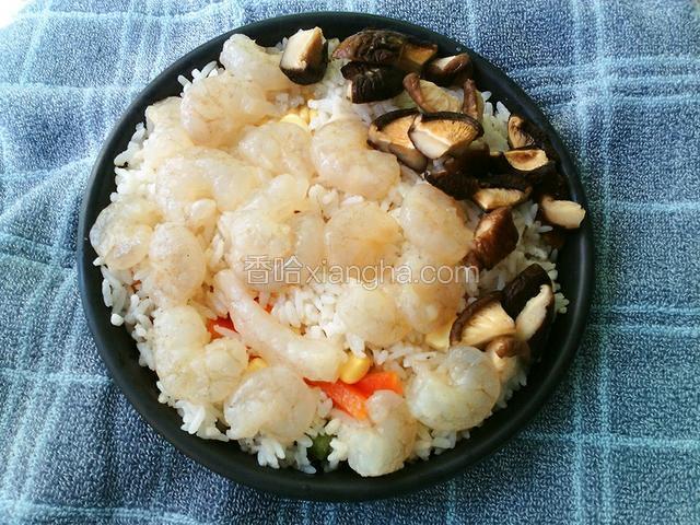 把虾仁和香菇放在上面，摆好。