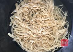 炝拌干豆腐的做法图解1