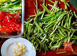双椒炒红薯杆子的做法图解2