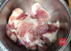 猪骨玉米红萝卜汤的做法图解1