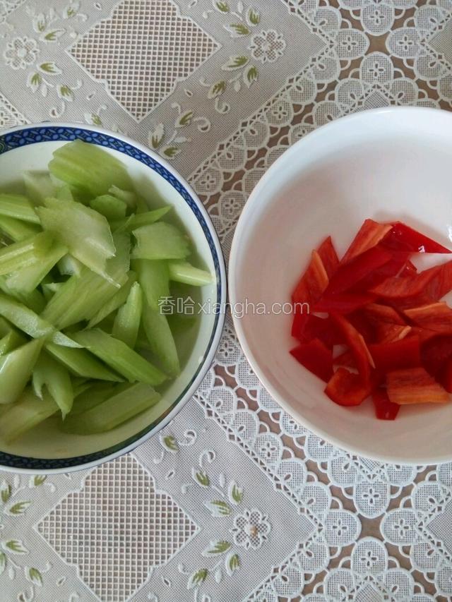 西芹和红椒都切棱形。