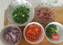 午餐肉炒方便面的做法图解1