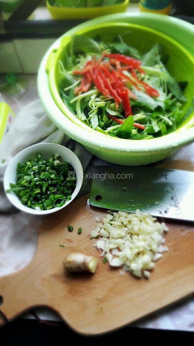 将蒜瓣剁成沫待用