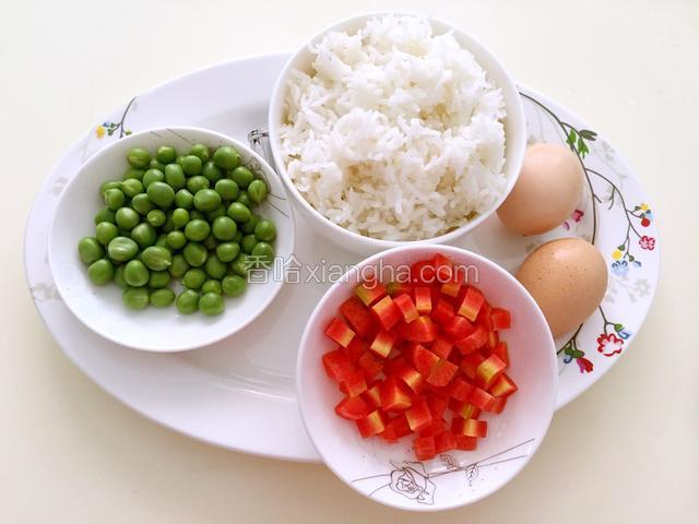 准备好材料，另备一个裱花嘴