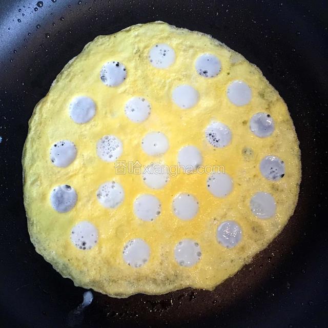 再次开小火，蛋白凝固即关火，剩出蛋饼