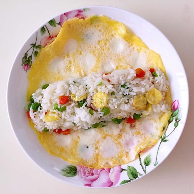 炒饭放在蛋饼中间位置