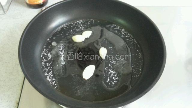 锅内下入油盐 生抽老抽 蒜子