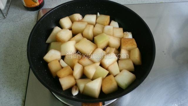 稍稍翻炒 均匀上色先