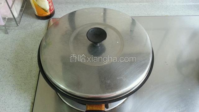 盖上锅盖 中小火闷煮（火尽量小点）