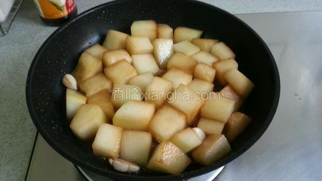 中途可以开盖翻炒再盖上锅盖闷煮