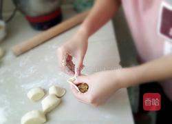 白菜腊肉豆腐包的做法图解13