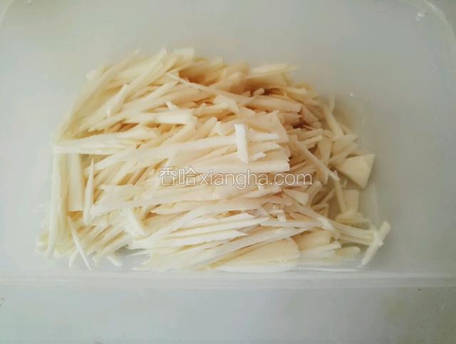 青笋去外壳洗净切丝