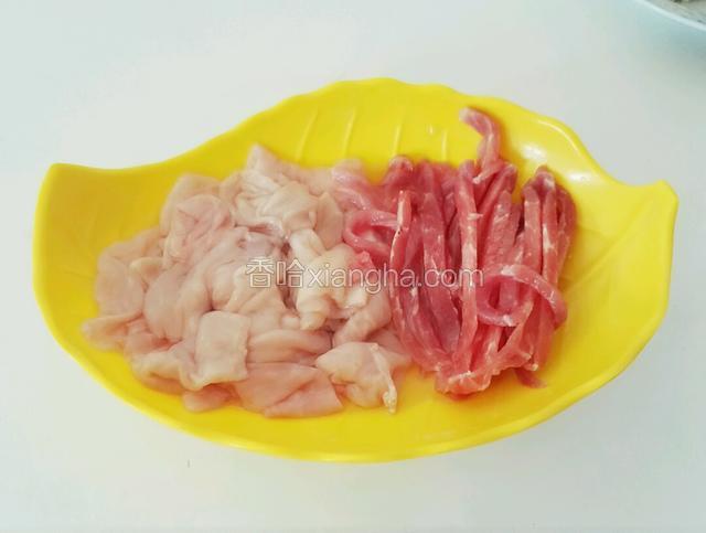 小肠清洗干净切段，瘦肉切丝