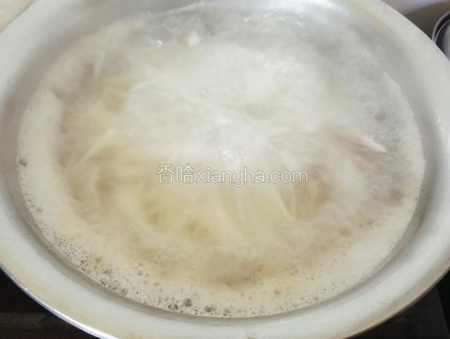锅里水烧开放入笋丝和瘦肉煮5分钟，用勺子捞掉浮沫