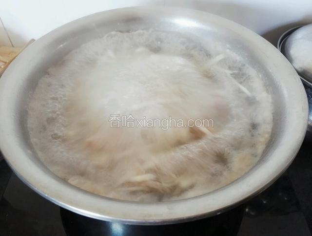 放入小肠，调入适量盐和味精煮3分钟