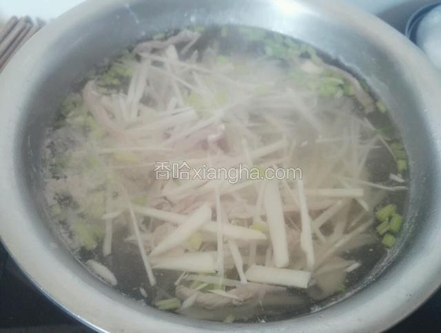 最后放入芹菜即可