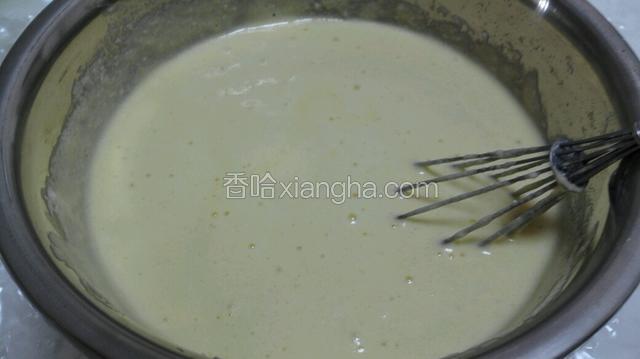 拌好的蛋糕胡。倒入垫了油纸烤盘里