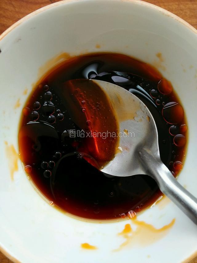 生抽，醋，盐，芝麻油，辣椒油搅拌均匀