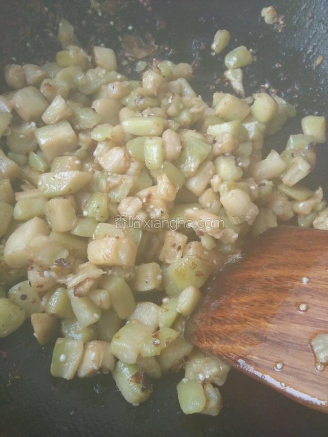 热锅热油，放入茄丁翻炒