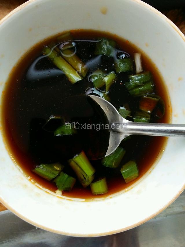 提前用1勺白糖，1勺醋，1勺生抽，半勺料酒，少许盐，淀粉，两勺清水拌均匀成料汁。