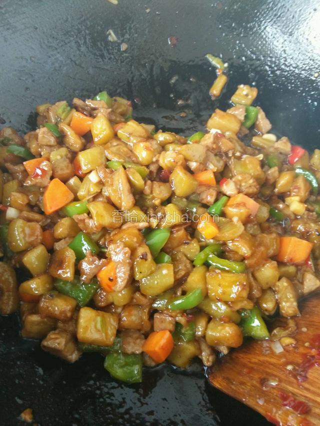 把料汁到入锅里搅拌均匀即可出锅。