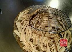 辣椒炒腐竹的做法图解1