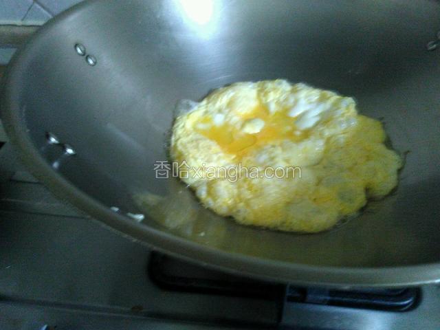 锅里放适量的油,烧热后,把鸡蛋倒入,中小火煎下两面!