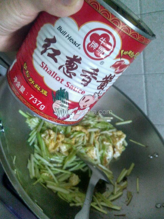放适量的盐,鸡精,红葱香酱,翻炒片刻!