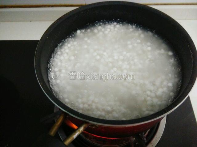 大火煮开后再放西米搅几下防止粘锅，换小火，在盖子焖煮一会儿。然后关火焖20分钟以上。